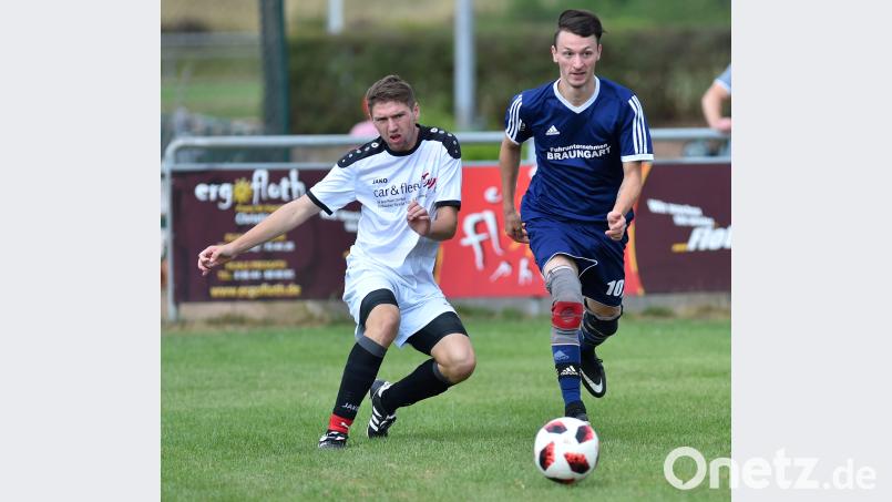 Der Pressather Janik Schwemmer (links) kann eine Situation in der eigenen Spielhälfte klären. Der TSV Pressath kam gegen die SpVgg Windischeschenbach nicht über ein 2:2 hinaus. A. Schwarzmeier