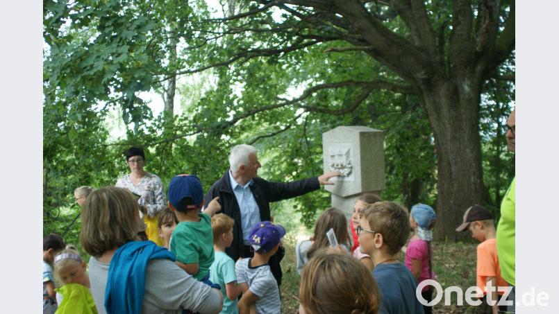 Pfarrer Josef Triebenbacher aus Marktredwitz erklärte den Kindern und ihren Begleitern die Stationen des Vater-unser-Wegs. öt