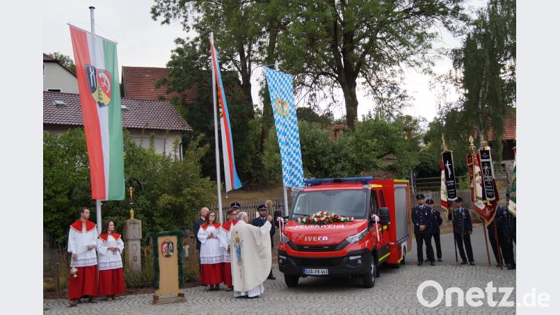 Pfarrer Eugen Wismeth segnet das neue Fahrzeug. rkp