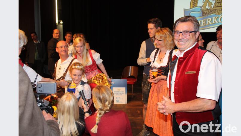 Bierkönigin Johanna Seiler gibt nach ihrer Krönung die ersten Interviews. Während Bürgermeister Eslarns Bürgermeister Reiner Gäbl (rechts) wartet, ihr zu gratulieren kommt er mit Mutter Seiler (Zweite von rechts) ins Gespräch. UI