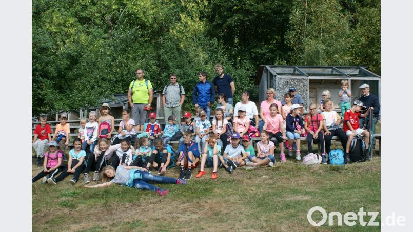 Geschafft von der Hitze und den interessanten Flugvorführungen im Greifvogelpark Wunsiedel suchten die Teilnehmer gemeinsam mit Pfarrer Hans Riedl (rechts) Erholung. öt