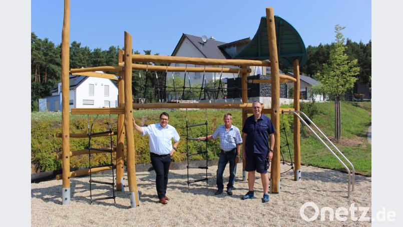 Bürgermeister Thomas Falter zusammen mit Hans Strasser und Volker Keil vom Wackersdorfer Bauhof vor dem „Herzstück“ des neuen Spielplatzes (von links). exb/Weiß