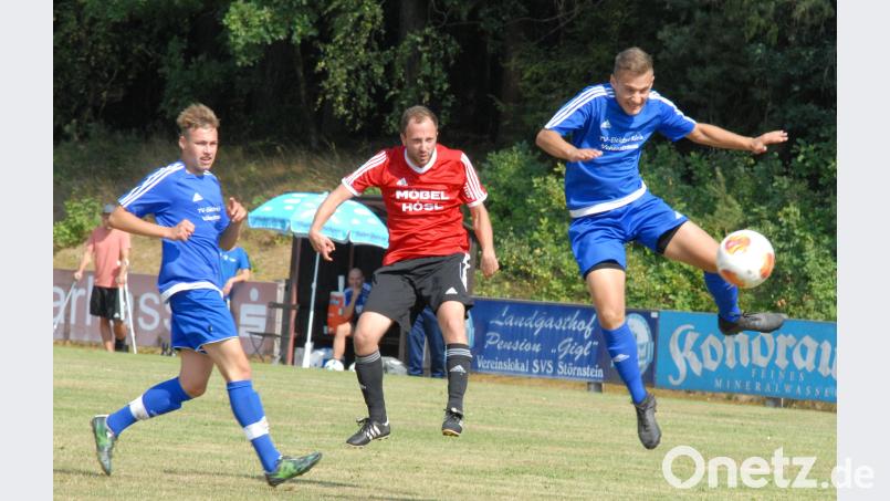 Der zweifache Störnsteiner Torschütze Daniel Krügelstein (Mitte) schießt auf das Altenstädter Tor, an der 3:4-Heimniederlage des Favoriten gegen den SV Altenstadt/Voh. konnte dies jedoch nichts ändern. gb
