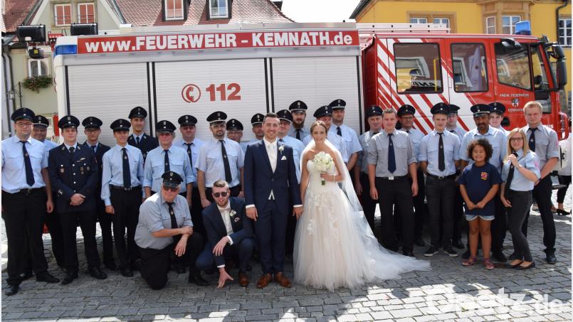 Bräutigam und Feuerwehrmann Florian Popp-Einert mit seiner Braut Anna Einert und den Kameraden der Feuerwehren aus Kirmsees, Immenreuth und Kemnath vor der Kemnather Stadtpfarrkirche. mde