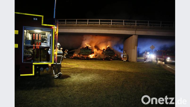 Zwei Heuwagen brannten in der Nacht zum 6. Juni unter der Brücke bei Krondorf. Seither war die Nordumgehung zwischen Kreith und Fronberg gesperrt. ch
