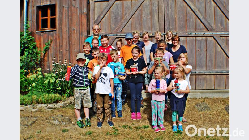 Im Ferienprogramm bastelten Mitglieder des Musikvereins Ernestgrün mit den Kindern Musikinstrumente. enz