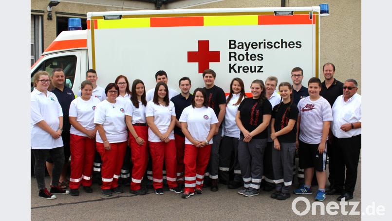 Die 19 neuen Sanitäter des Kreisverbandes Tirschenreuth im Bayerischen Roten Kreuz mit Lehrgangsleiter Richard Wagner (rechts) und Ausbilder Helmut Zeitler (Zweiter von links). exb