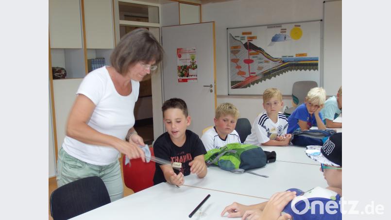 Der Trick mit der Reibung des Stabes. Auch das probieren die Kinder aus. wrt
