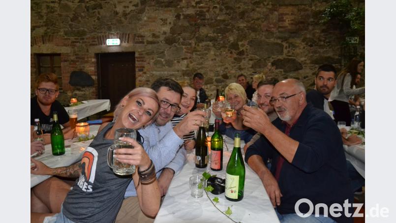 Die Gäste lassen sich den Wein schmecken. gi