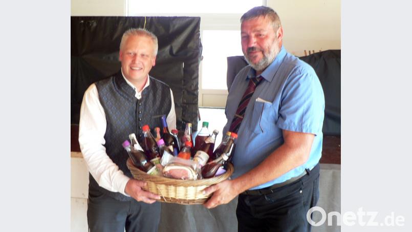 Zweiter Bürgermeister Josef Schreglmann überreichte ein Sortiment an roten Schorlen mit reichlich Anteil an schwarzen Beeren und Früchten. Damit machte er eine Andeutung auf die verschiedenen Partein. Kürzinger rot (SPD), Schreglmann schwarz (CSU). lep