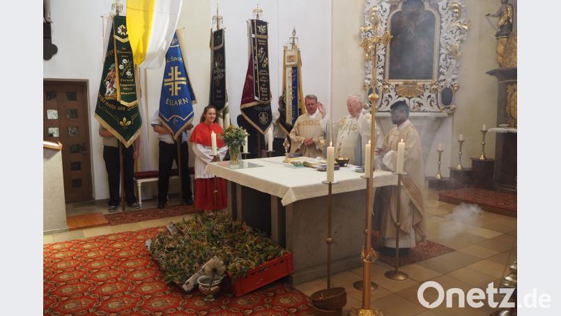Das Patrozinium feiern Pfarrer Theo Schmucker, Pfarrer Erwin Bauer und Austin John (von links) im Beisein der Fahnenabordnungen und zahlreicher Kirchenbesucher. Nach der Messfeier werden die zahlreichen Kräuterbüschel gesegnet. gz