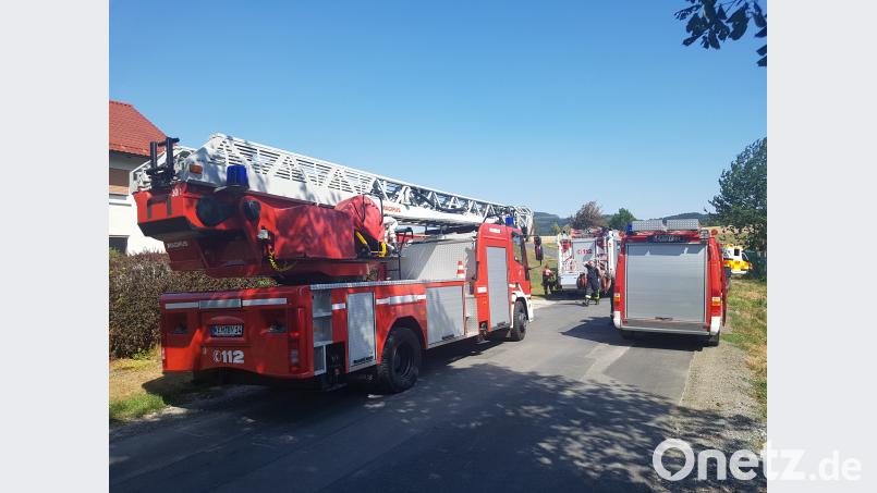 Zum Brandeinsatz in Schönreuth sind die Feuerwehren aus Schönreuth, Kemnath und Waldeck angerückt. mde