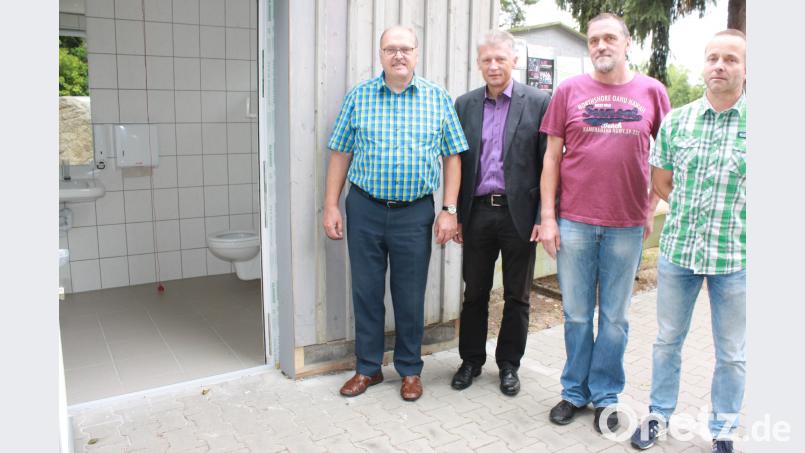 Eine Behinderten-Toilette am Großen Weiher in Plößberg war längst überfällig. Bei der Übergabe freuen sich (von links) Behindertenbeauftragter Reinhard Schön, Bürgermeister Lothar Müller, Franz Wittmann, Leiter des gemeindlichen Bauhofs, und Armin Reiter von der Bauverwaltung der Gemeinde . lk