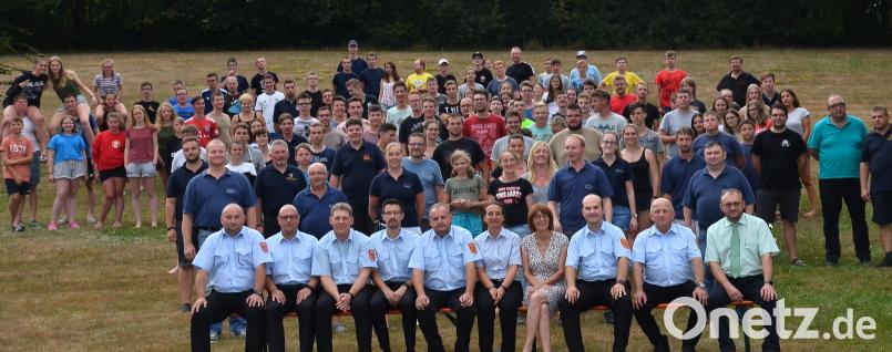 Fast die gesamte Spitze der Landkreis-Feuerwehr (vorne) gesellte sich am Samstagabend zur Siegerkür beim Zeltlager der Kreis-Jugendfeuerwehr. fjo