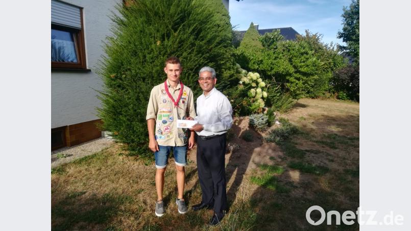 Felix Linkel (links) überreicht an Pater Joseph Puykunnel eine Spende für ein Kinderheim in Indien. exb