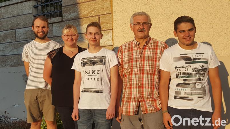 Julian Kemptner, Christina Ketzler, Fabian Rockinger, Willi Stöckl und Benedikt Kemptner (von links) starten für die &quot;Hubertus&quot;-Schützen Knölling bei der Deutschen Meisterschaft. nib