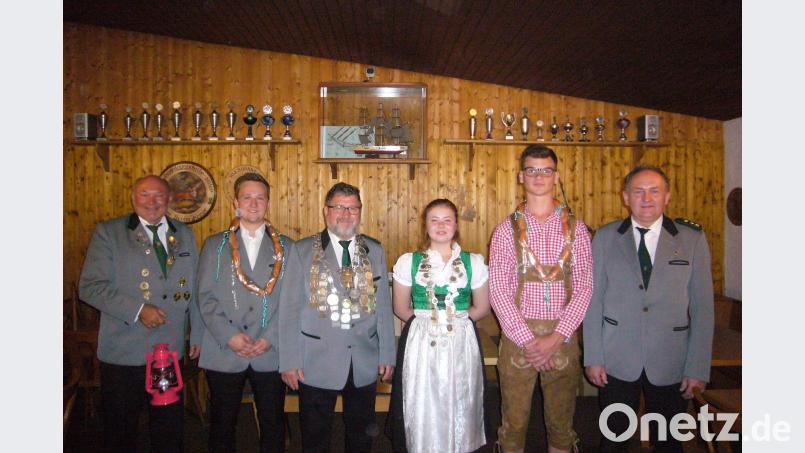 Neuer Schützenkönig der Schützengesellschaft Mitterteich ist Josef Wurdack (Dritter von links), er löst Christian Schneider (Zweiter von links) ab. Neue Jugendkönigin ist Gesine Schurig (Dritte von rechts), sie löst Tobias Wedlich (Zweiter von rechts) ab. Die rote Laterne für den schlechtesten Schuss ging an Bernhard Friedl (links). Ihnen allen gratulierte Schützenmeister Wolfgang Friedl (rechts). jr