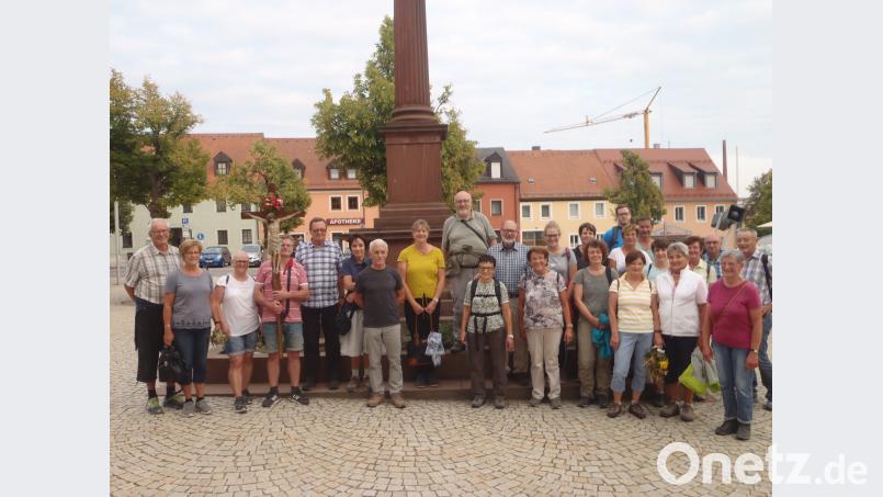 An der Mariensäule endet die Wallfahrt für die Teilnehmer, die auch den Rückweg zu Fuß auf sich genommen haben. jr