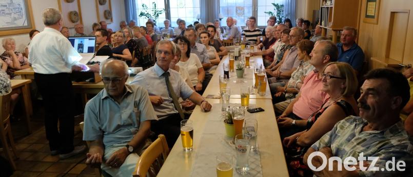 Überfüllt das Nebenzimmer des Gasthofes „ Weißes Rößl „ mit den aufmerksamen und interessierten Zuhörern bei der Vorstellung des Geschichtsbuches von Erich Schieder „ Golddorf Schlattein „. le