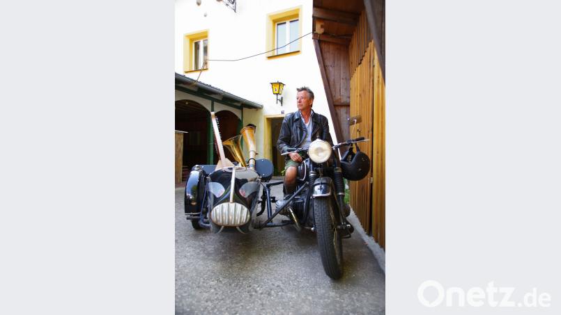 Den Beiwagen voller Insstrumente, fährt Christoph Well auf seinem Motorrad durch Bayern. müb