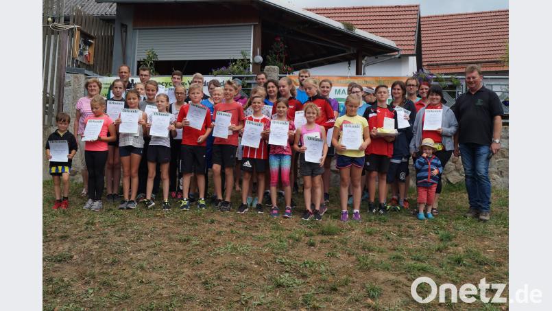 Die Teilnehmer am Sommer-Spaß-Biathlon freuten sich zusammen mit Schützenmeister Helmut Meier (rechts) und der Vizepräsidentin des Oberpfälzer Schützenbundes Herta Zeiler (Zweite von links) über ihre Platzierungen sgs
