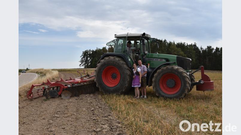 Barbara Widtmann und ihr Mann Michael: Die Geschäftsfrau aus Ebersdorf bei Neunburg vorm Wald will Hochzeitsanträge in Felder mähen oder pflügen. esa
