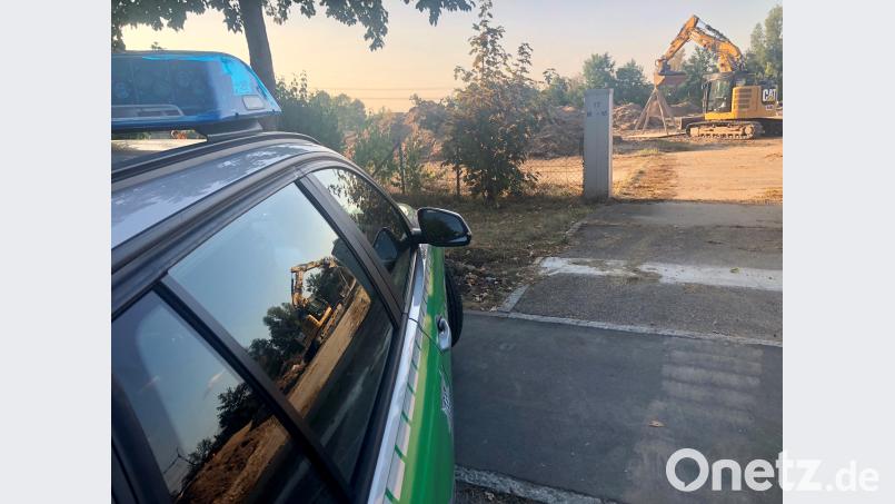 Die Einsatzkräfte von Polizei, Feuerwehr und Rettungsdienst sperren das betroffene Areal ab. Alexander Auer