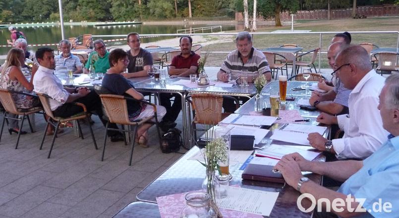 Die CSU arbeitet sich durch die Tagesordnung und die Bürger verfolgen die Fraktionssitzung aufmerksam. Bild: Kunz Kunz