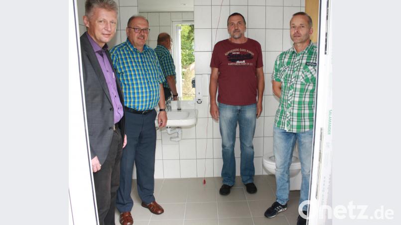 Eine Behinderten-Toilette am Großen Weiher in Plößberg war längst überfällig. Bei der Übergabe freuen sich Bürgermeister Lothar Müller, Behindertenbeauftragter Reinhard Schön, Franz Wittmann, Bauhof-Leiter der Gemeinde und Armin Reiter von der Bauverwaltung (von links). lk