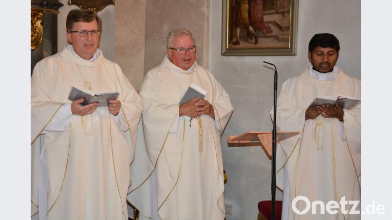 Pfarrer Edgar Neidinger (Mitte) aus Bruchsal führt den Resl-Gebetstag an. Am Alter standen noch Waldershofs Stadtpfarrer Bernd Philipp (links) und Kaplan John (Kloster Fockenfeld). jr