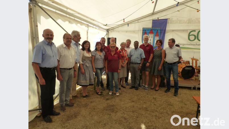 Vorsitzender Werner Sauer (Zweiter von links) freut sich bei der Ehrung verdienter Mitarbeiter der Siedlergemeinschaft Neuhaus durch Arthur Weber (Dritter von links) vom Bezirksverband Wohneigentum Bayern über das Kommen von Pfarrvikar Edwin Ozioko und Bürgermeister Erich Sperber (Vierter und Fünfter von rechts) sowie einer ganzen Reihe von Ehrengästen. ser