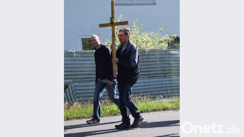 Bei der Fußwallfahrt tragen abwechselnd Egbert Kohl und Stefan Ittnern das Kreuz. gz