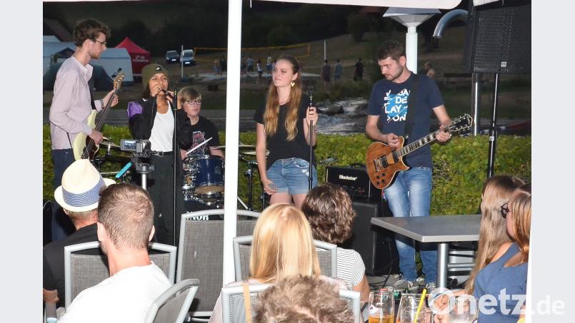 Paul Hüttl, Emmi Leo, Sebastian Voit, Christine Licha und Roland Müller (von links) lieferten am Samstagabend ein Rockkonzert vom Feinsten unter freiem Himmel. fjo