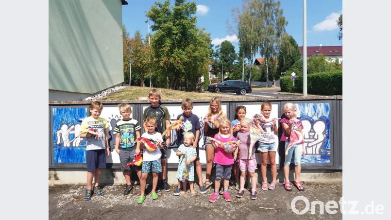 Die Filzkinder zeigen stolz ihr SchweiFiVo in bunten Farben. lym