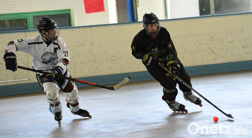 Die Pleystein Piranhas stehen im Finale um die bayerische Regionalligameisterschaft. Im Halbfinal-Rückspiel bei den Donaustauf Crocodiles handelte sich Lukas Stolz (rechts) zwar eine Spieldauerstrafe ein, am Ende behielten die Gäste aber nach einem dramatischen Spielverlauf mit 17:15 nach Verlängerung die Oberhand. Alfred Schwarzmeier