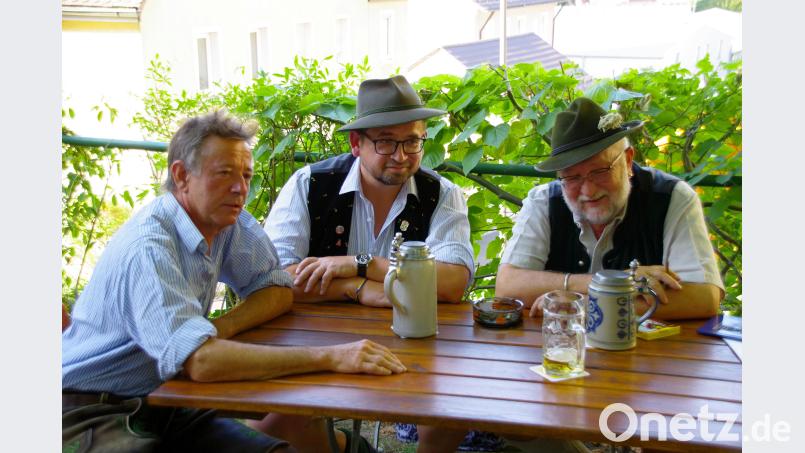 Stofferl Well (links) mit Hobbo Royer (Mitte) und Sepp Lösch am Biertisch. müb