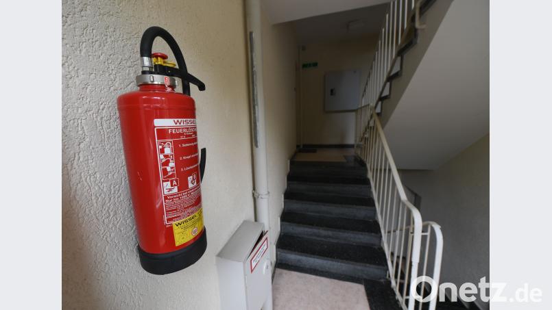 In einem Haus am Paulanerplatz hat ein 20-Jähriger zwei Feuerlöscher entleert. Arne Dedert/dpa