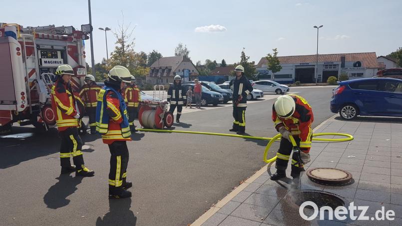 Weil aus einem Kanaldeckel Rauch ausdringt, wird die Feuerwehr Kemnaht alarmiert. mde