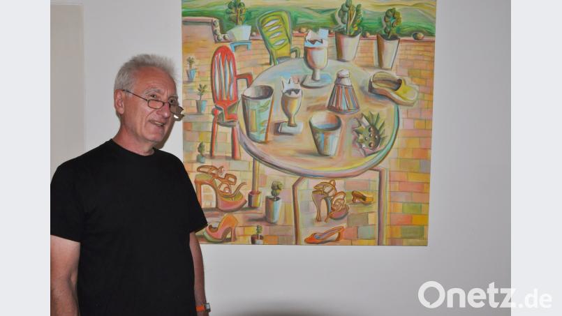Wolfgang Herzer aus Weiden stellt seine Gemälde im Regensburger Verwaltungsgericht aus. Michael Scheiner