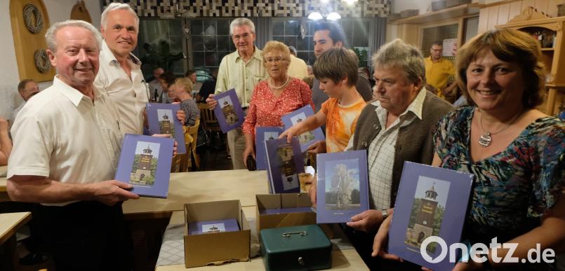 Andrang herrscht bei Erich Schieder (links), als er nach der Buchvorstellung die ersten Bände seines neuen Geschichtswerkes "Golddorf Schlattein" verkauft. le