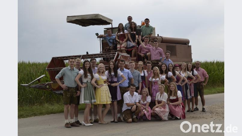 Nicht mit dem bekannten Traktor, sondern mit dem Mähdrescher holen am nächsten Wochenende die Kirwaburschen ihre „Resis“ ab, um danach zünftig zu feiern. ohr