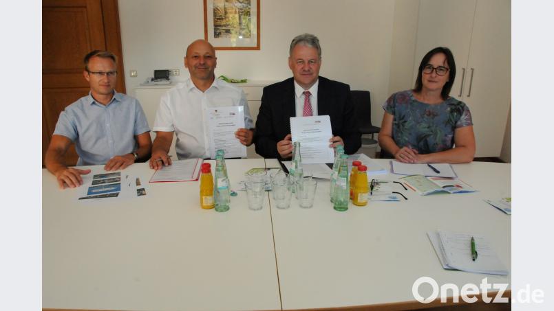 Stephan Schwarzenberger (Amt für Abfallwirtschaft), Georg Dietrich (Inklusionsbündnis), Landrat Richard Reisinger und Monika Ehrenreich (Büro für Lektorat und leichte Sprache) stellen die neue Abfallbroschüre vor. Christine Hollederer/exb