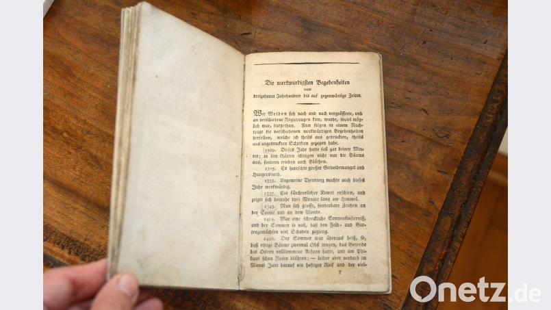 Nur schwer kann man die Finger lassen von den „merkwürdigsten Begebenheiten“ in der Max-Reger-Stadt. Hier im Bild ist das über 150 Jahre alte Original-Buch von Autor Joseph Sintzel, zu finden im Stadtmuseum. Gabi Schönberger