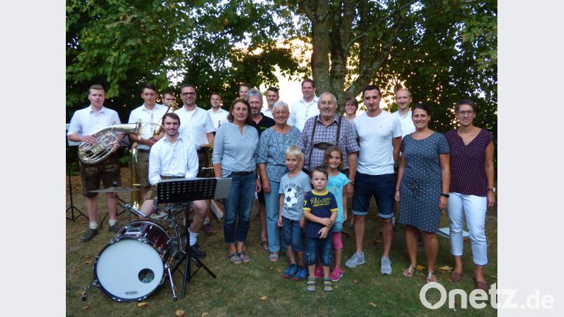 Manfred "Fred" Schmidt (Vierter von rechts) feierte im Kreise seiner Familie seinen 80. Geburtstag. Glückwünsche überbrachten die Pressather Musikanten. mng