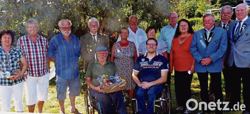 Zahlreiche Vereins-Vertreter gratulieren Manfred Dütsch (Fünfter von links, vorne) zum 70. Geburtstag. Joachim Gebhardt