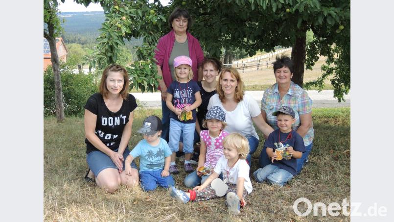 OGV-Vorsitzende Elisabeth Reger (hinten) sowie Sabine Prechtl (knieend Zweite von rechts), die die Veranstaltung organisierte und leitete. hl