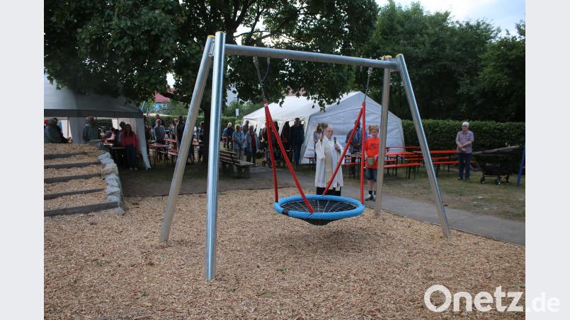 Die neue Nestschaukel erhält den geistlichen Segen. sne