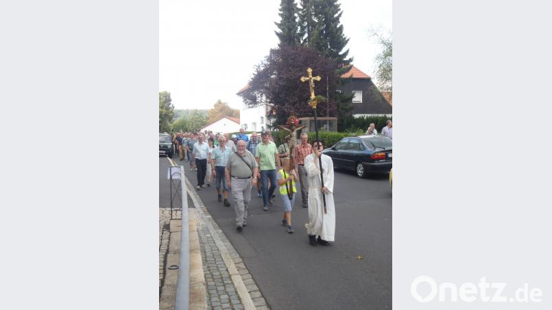 Mit dem Kreuz machen sich die Wallfahrer auf den Weg. jr