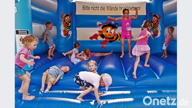 Die Hüpfburg war stets belegt twi