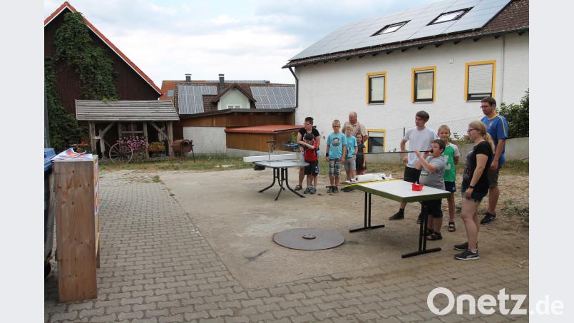 Stefanie Bock (links) und Maria Hirnet (rechts) helfen mit Martin Bock, Stefan Schönberger und Michael Häring (hinten, von links) den Kindern. pi